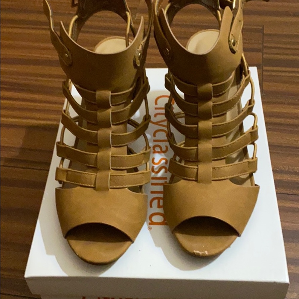 😍 Cute Tan heels